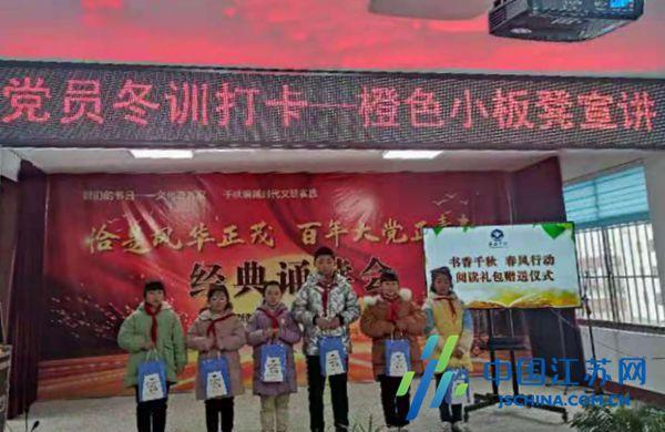 凤姐美甲店打工照曝光！月入竟超3万，老外男友帅气亮相！